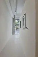 화이트 톤의 미니멀한 NFT 갤러리 인테리어